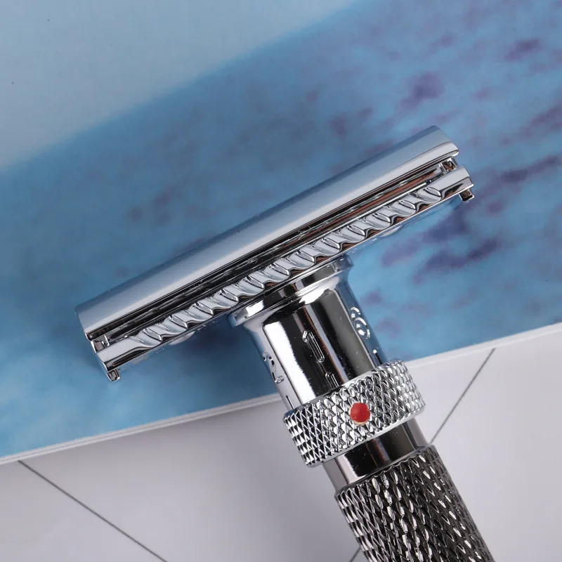 Close-up of the Kelvedge razor head, showing the scalloped safety bar under the cap and the red index mark on the numbered adjustment collar
